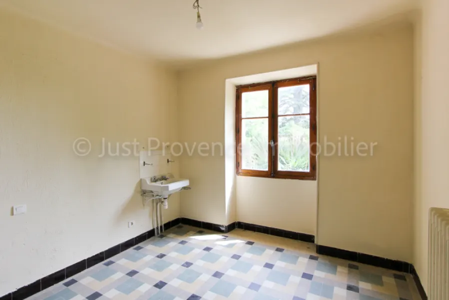 Maison d'environ 150.55 m² à Caromb, 10 pièces sur un terrain d'environ 742 m2 avec garage