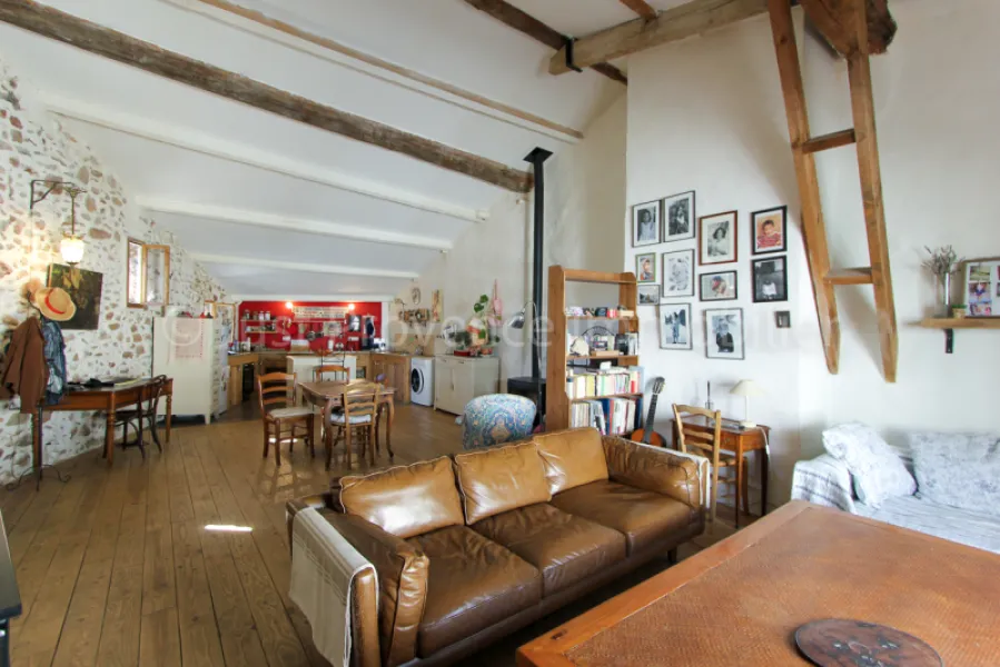 Au coeur du charmant village de Bedoin Maison de village entièrement rénovée de 120 m² avec une cave