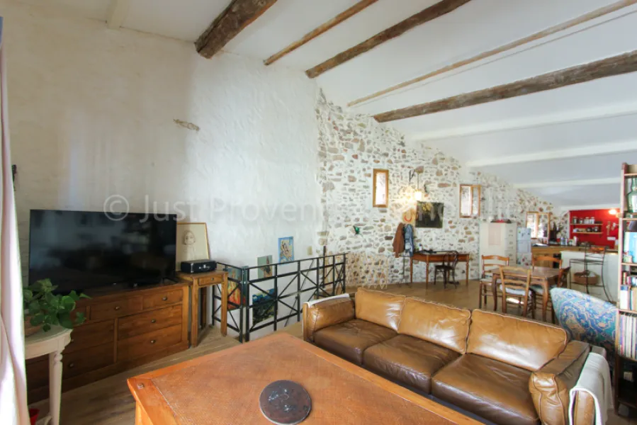 Au coeur du charmant village de Bedoin Maison de village entièrement rénovée de 120 m² avec une cave