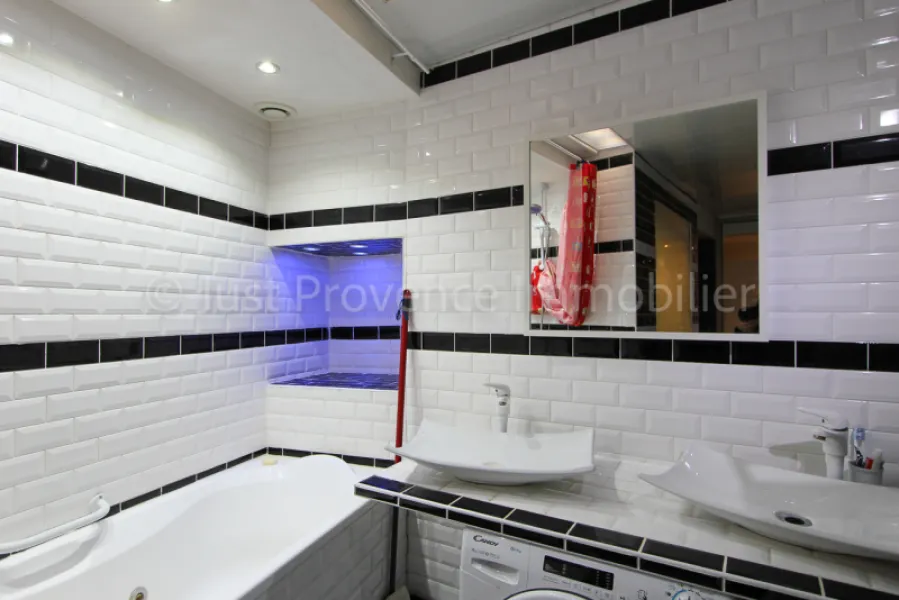 EXCLUSIVE: Caromb house, 16 rooms with independent apartments