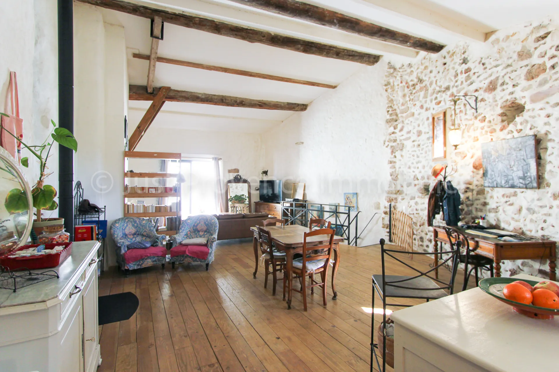 Au coeur du charmant village de Bedoin Maison de village entièrement rénovée de 120 m² avec une cave