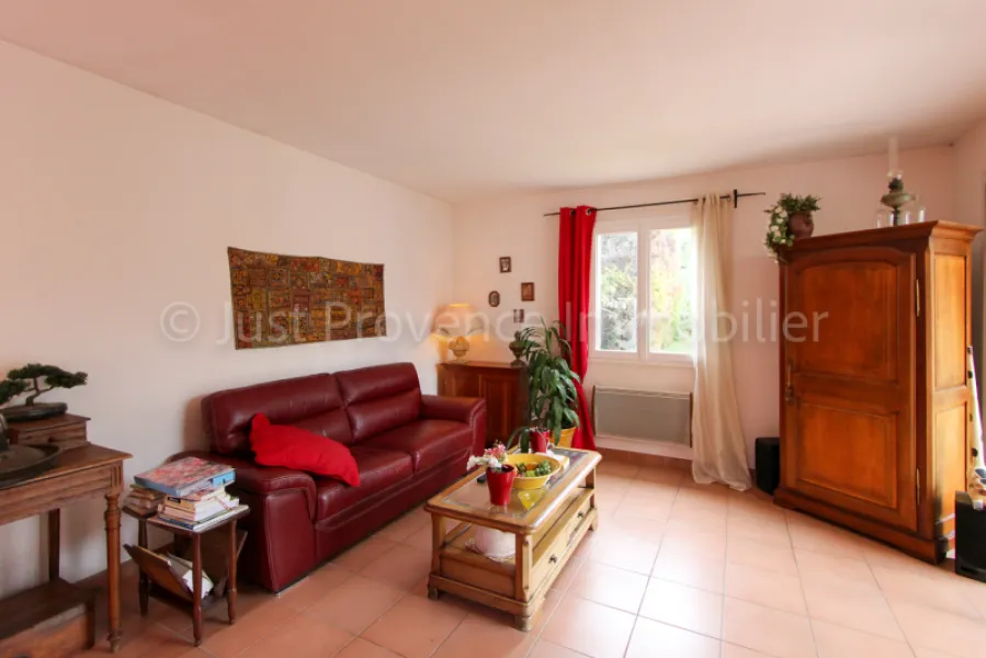 Caromb single-story 4-room house with garage