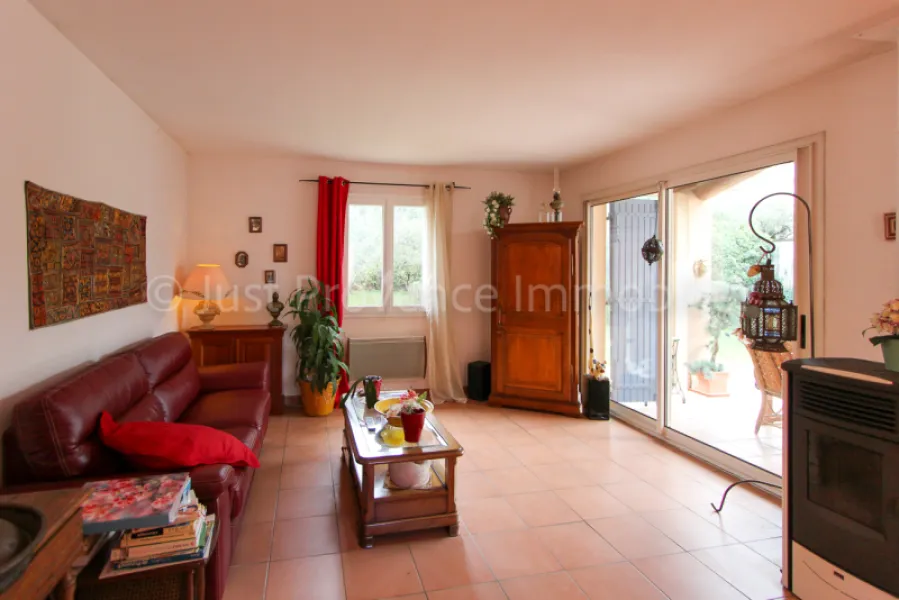 Caromb single-story 4-room house with garage