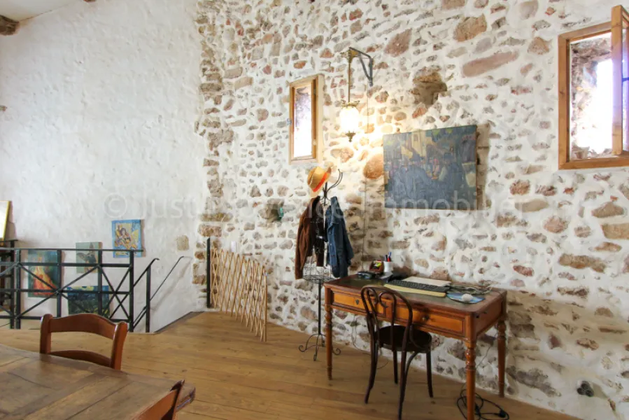 Au coeur du charmant village de Bedoin Maison de village entièrement rénovée de 120 m² avec une cave