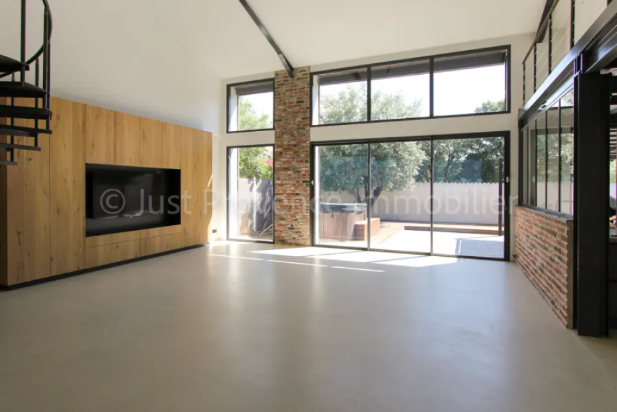 Loft Carpentras 5 rooms 200 m2 with double garage on 333 sqm of land.