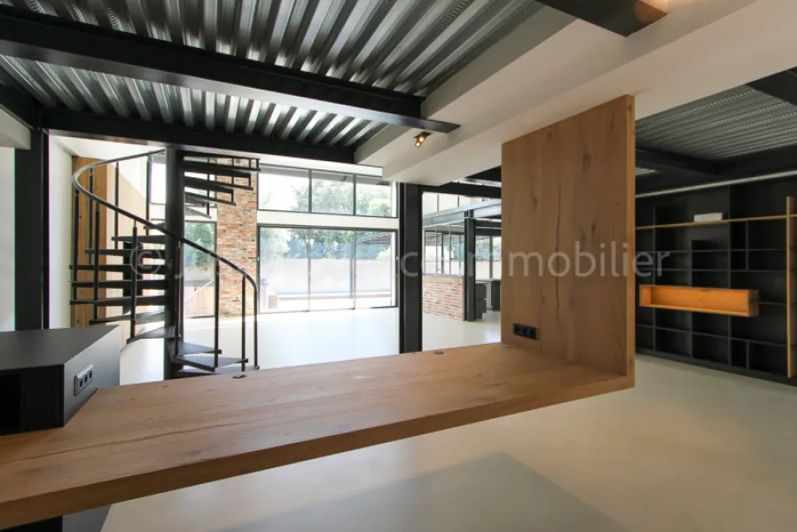 Loft Carpentras 5 rooms 200 m2 with double garage on 333 sqm of land.