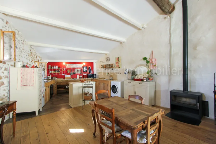 Au coeur du charmant village de Bedoin Maison de village entièrement rénovée de 120 m² avec une cave