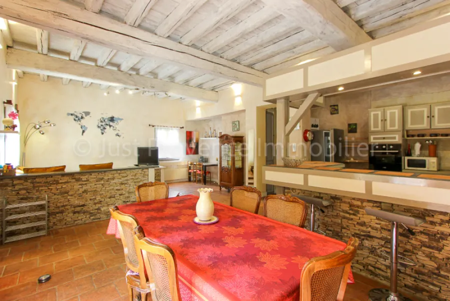 EN EXCLUSIVITÉ. Le Barroux, ensemble immobilier, avec piscine, garage et carport. .