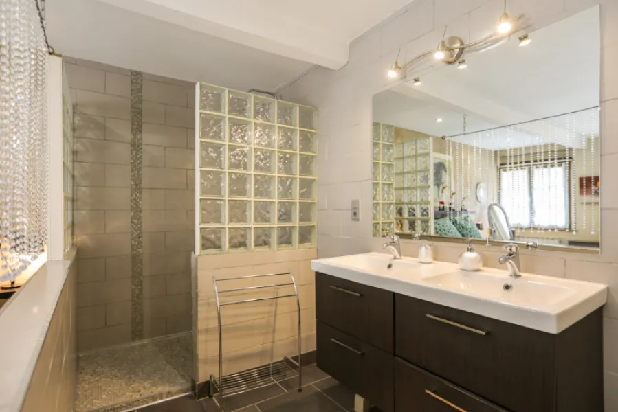 EN EXCLUSIVITÉ. Le Barroux, ensemble immobilier, avec piscine, garage et carport. .