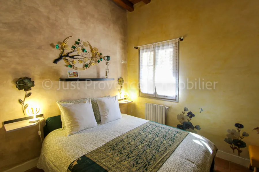 EN EXCLUSIVITÉ. Le Barroux, ensemble immobilier, avec piscine, garage et carport. .