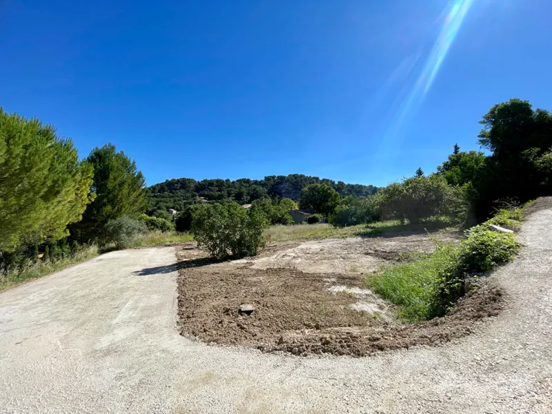Terrain constructible viabilisé au Beaucet de 701 m2.