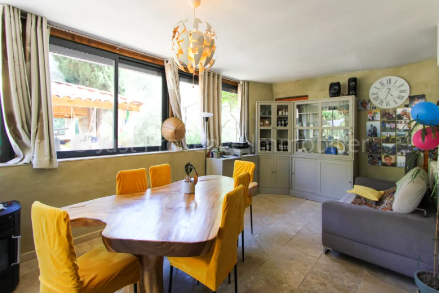 EN EXCLUSIVITÉ. Le Barroux, ensemble immobilier, avec piscine, garage et carport. .