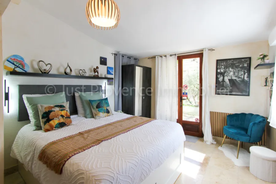 EN EXCLUSIVITÉ. Le Barroux, ensemble immobilier, avec piscine, garage et carport. .