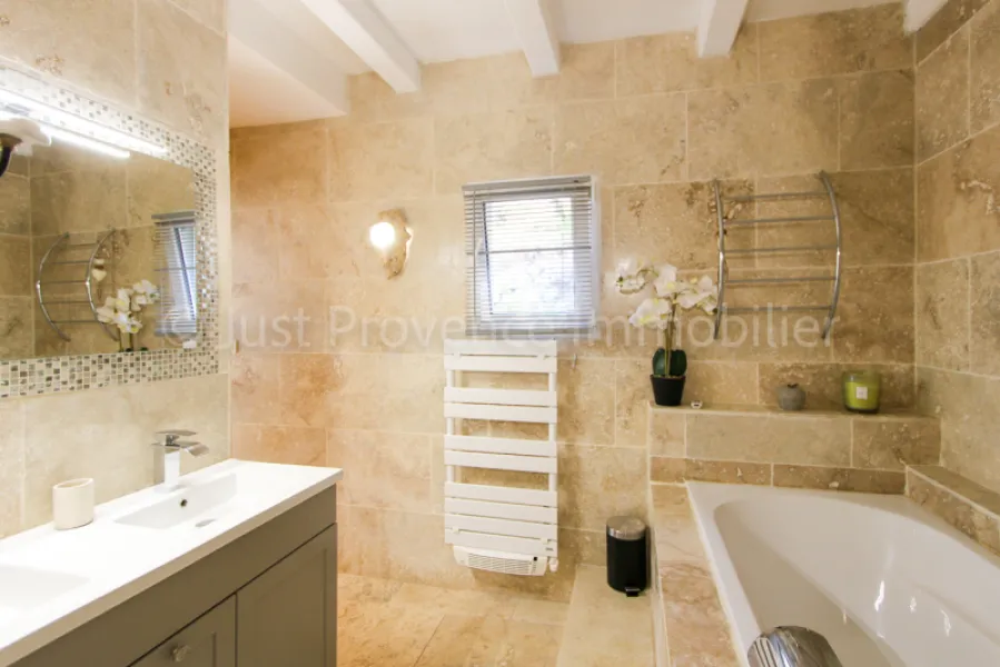 EN EXCLUSIVITÉ. Le Barroux, ensemble immobilier, avec piscine, garage et carport. .