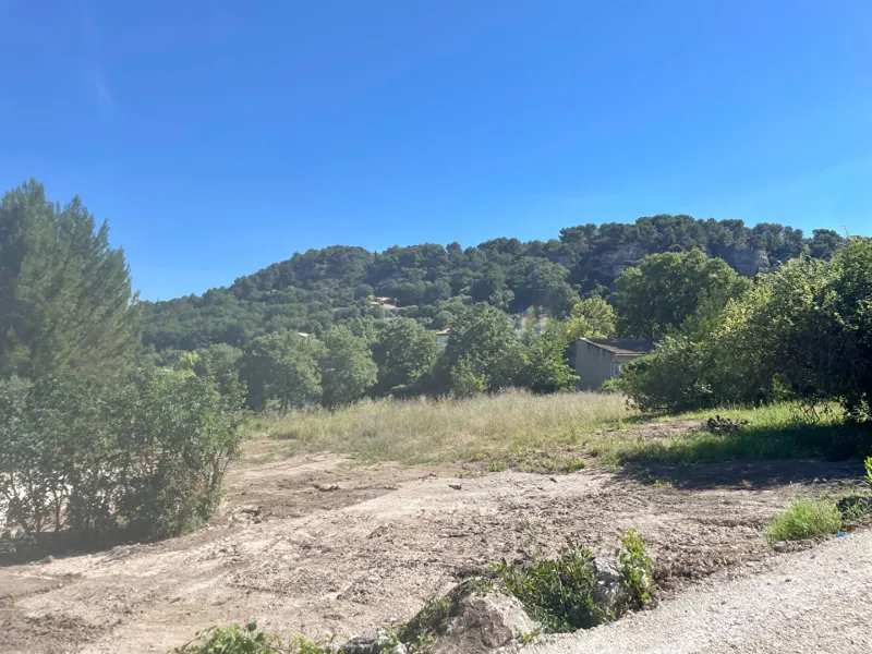 Terrain constructible viabilisé au Beaucet de 701 m2.
