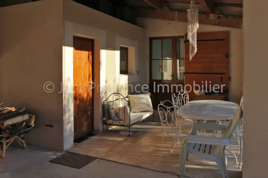 Ensemble immobilier Caromb 11 pièces 250 m2 avec piscine sur 2006 m² de terrain.