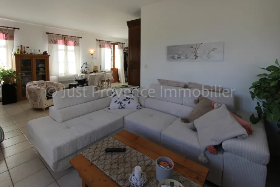 Ensemble immobilier Caromb 11 pièces 250 m2 avec piscine sur 2006 m² de terrain.