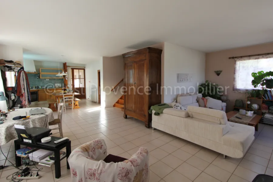 Ensemble immobilier Caromb 11 pièces 250 m2 avec piscine sur 2006 m² de terrain.