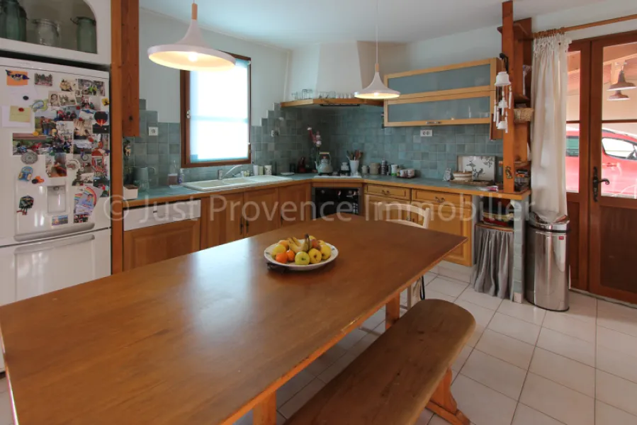 Ensemble immobilier Caromb 11 pièces 250 m2 avec piscine sur 2006 m² de terrain.