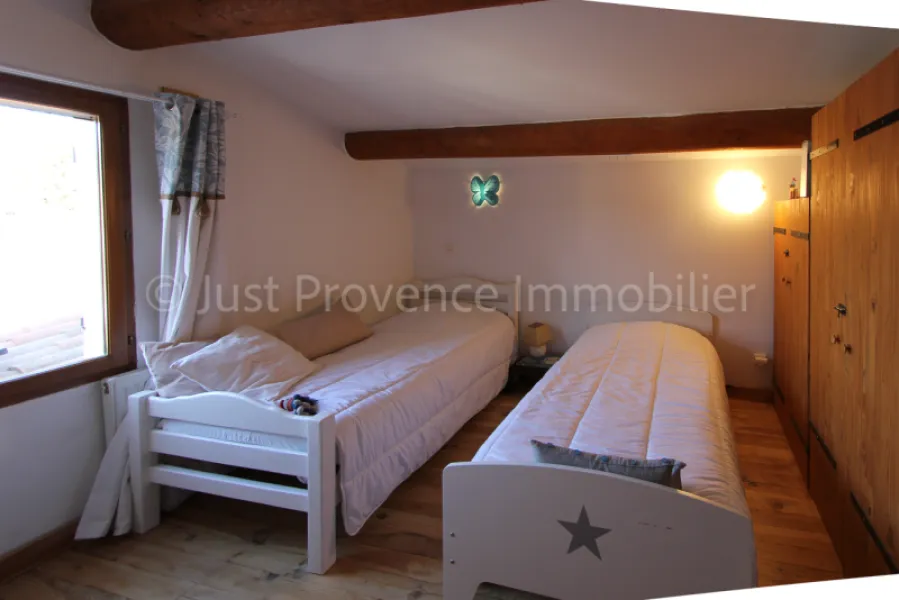 Ensemble immobilier Caromb 11 pièces 250 m2 avec piscine sur 2006 m² de terrain.