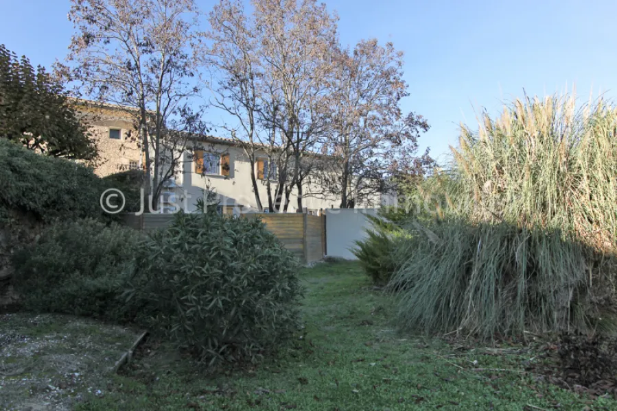 Ensemble immobilier Caromb 11 pièces 250 m2 avec piscine sur 2006 m² de terrain.
