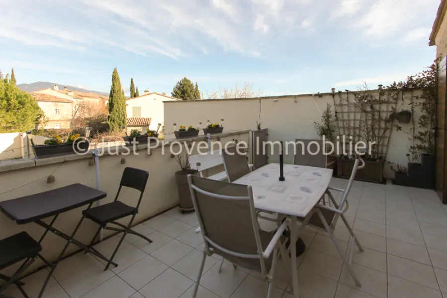 Ensemble immobilier Caromb 11 pièces 250 m2 avec piscine sur 2006 m² de terrain.