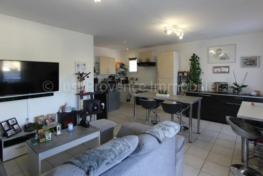 Ensemble immobilier Caromb 11 pièces 250 m2 avec piscine sur 2006 m² de terrain.