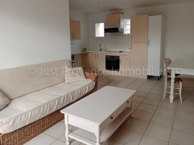 Ensemble immobilier Caromb 11 pièces 250 m2 avec piscine sur 2006 m² de terrain.