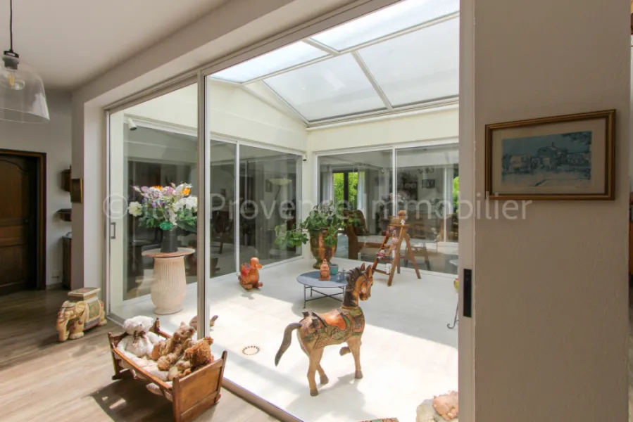 Propriété en pierre d'environ  234 m2 sur un terrain de 3500 m2 avec piscine et garage