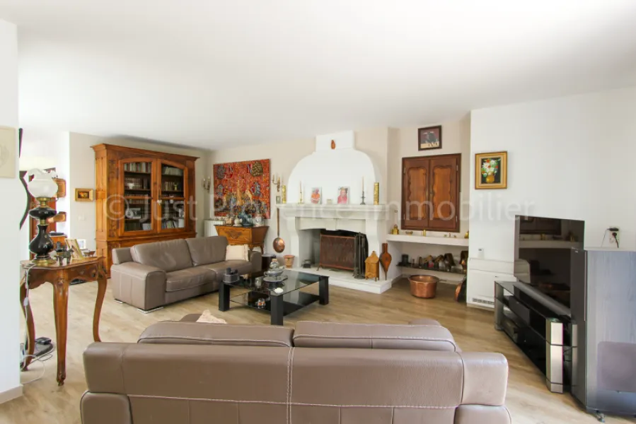 Propriété en pierre d'environ  234 m2 sur un terrain de 3500 m2 avec piscine et garage