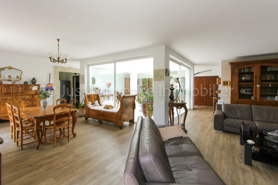 Propriété en pierre d'environ  234 m2 sur un terrain de 3500 m2 avec piscine et garage