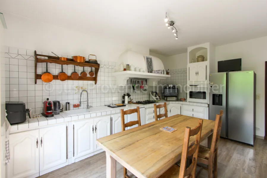 Propriété en pierre d'environ  234 m2 sur un terrain de 3500 m2 avec piscine et garage