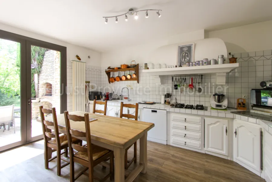 Propriété en pierre d'environ  234 m2 sur un terrain de 3500 m2 avec piscine et garage