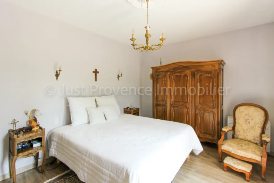 Propriété en pierre d'environ  234 m2 sur un terrain de 3500 m2 avec piscine et garage