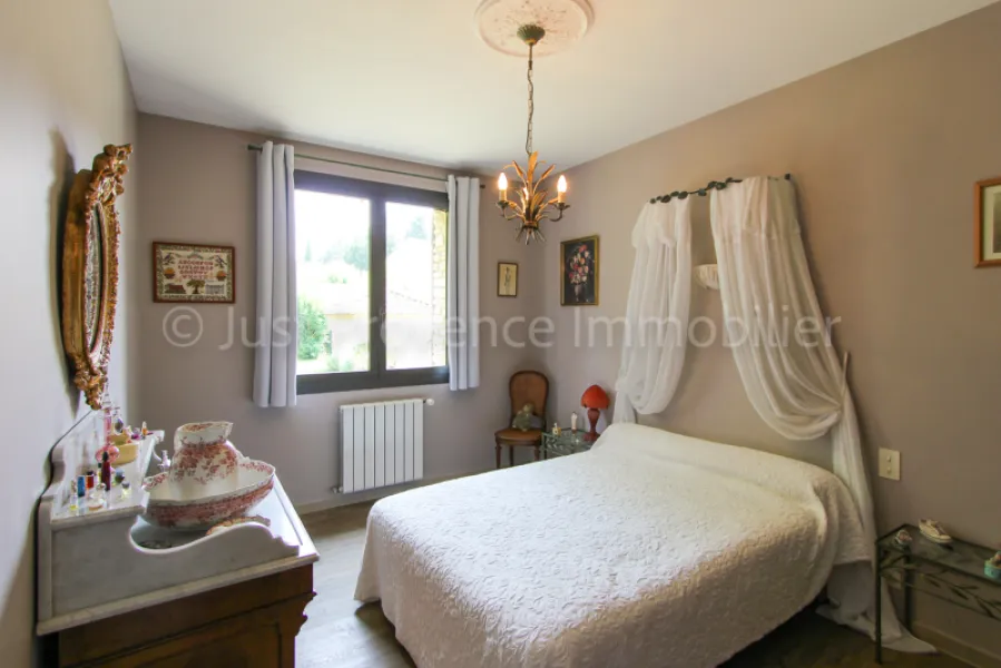 Propriété en pierre d'environ  234 m2 sur un terrain de 3500 m2 avec piscine et garage