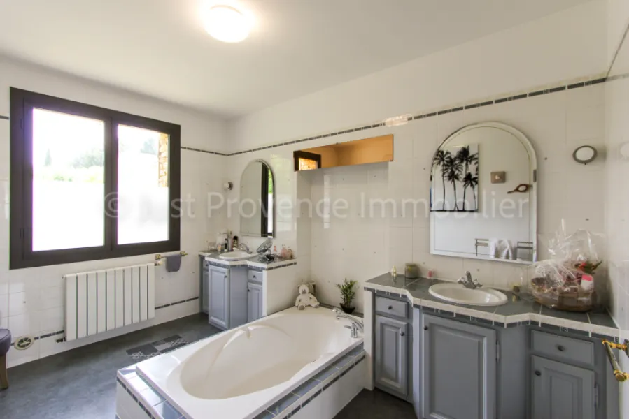 Propriété en pierre d'environ  234 m2 sur un terrain de 3500 m2 avec piscine et garage