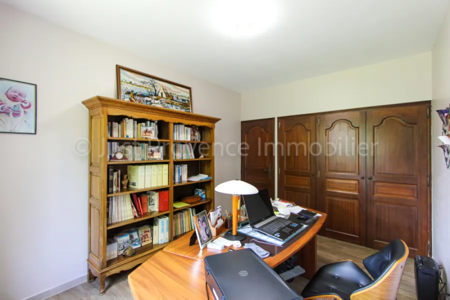 Propriété en pierre d'environ  234 m2 sur un terrain de 3500 m2 avec piscine et garage