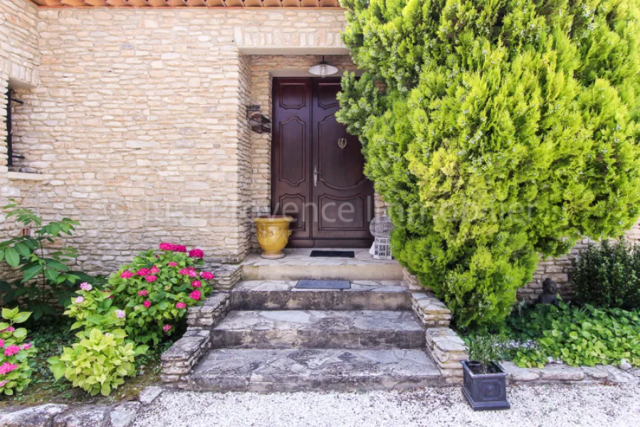 Propriété en pierre d'environ  234 m2 sur un terrain de 3500 m2 avec piscine et garage