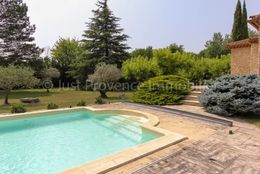 Propriété en pierre d'environ  234 m2 sur un terrain de 3500 m2 avec piscine et garage