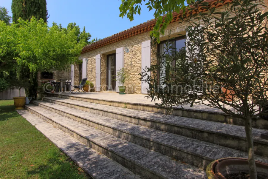 Propriété en pierre d'environ  234 m2 sur un terrain de 3500 m2 avec piscine et garage