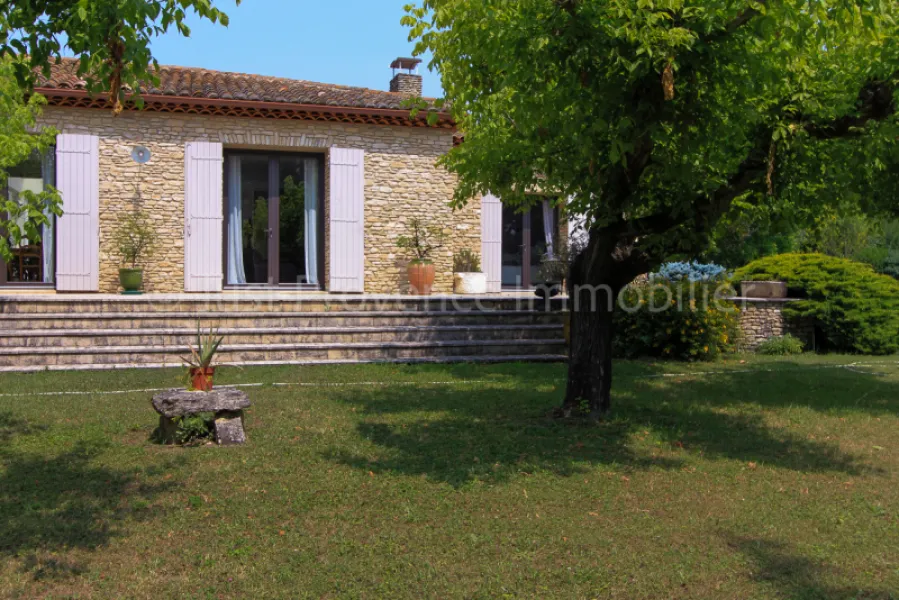 Propriété en pierre d'environ  234 m2 sur un terrain de 3500 m2 avec piscine et garage