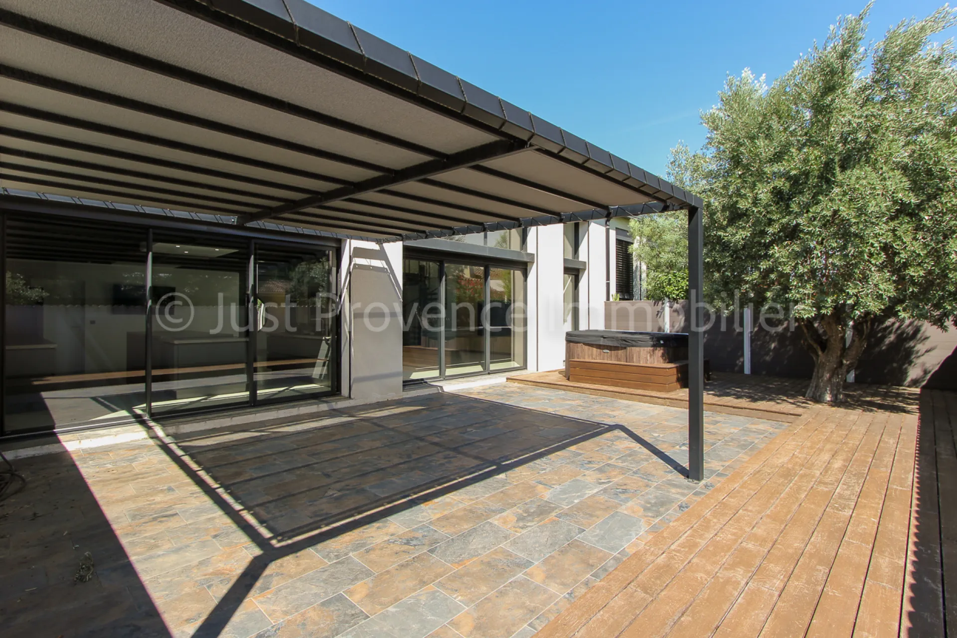 Loft Carpentras 5 rooms 200 m2 with double garage on 333 sqm of land.