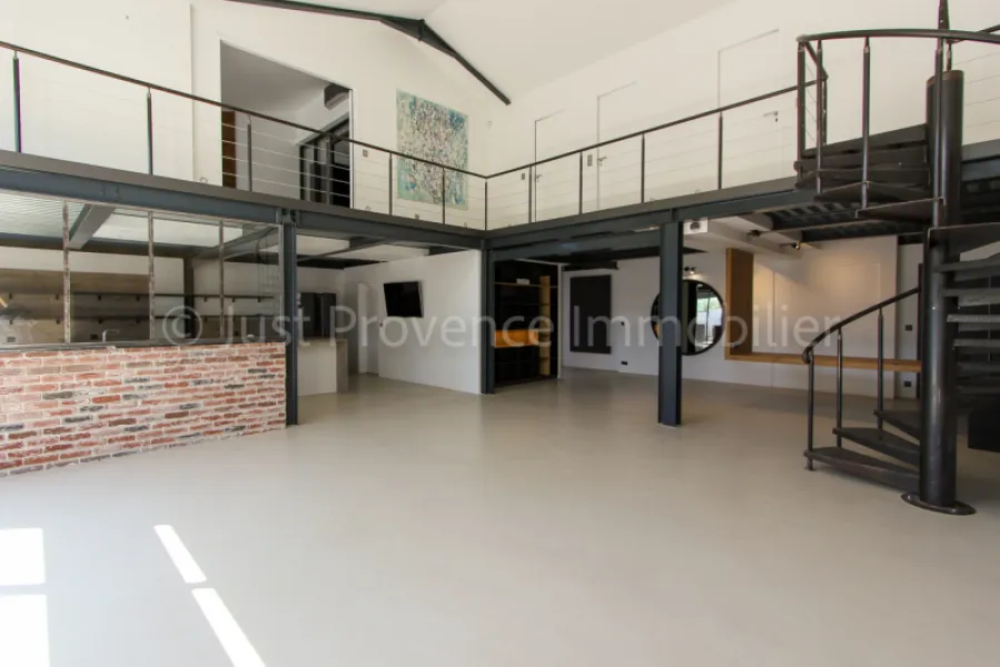 Loft Carpentras 5 rooms 200 m2 with double garage on 333 sqm of land.