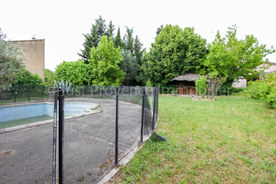 Building plot in Caromb of approximately 621 m2 with swimming pool.