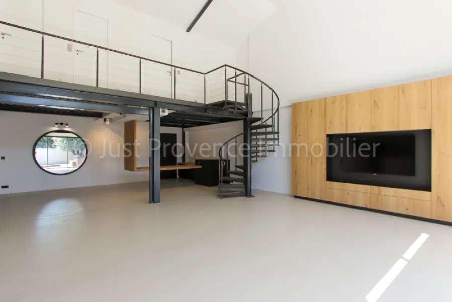 Loft Carpentras 5 rooms 200 m2 with double garage on 333 sqm of land.