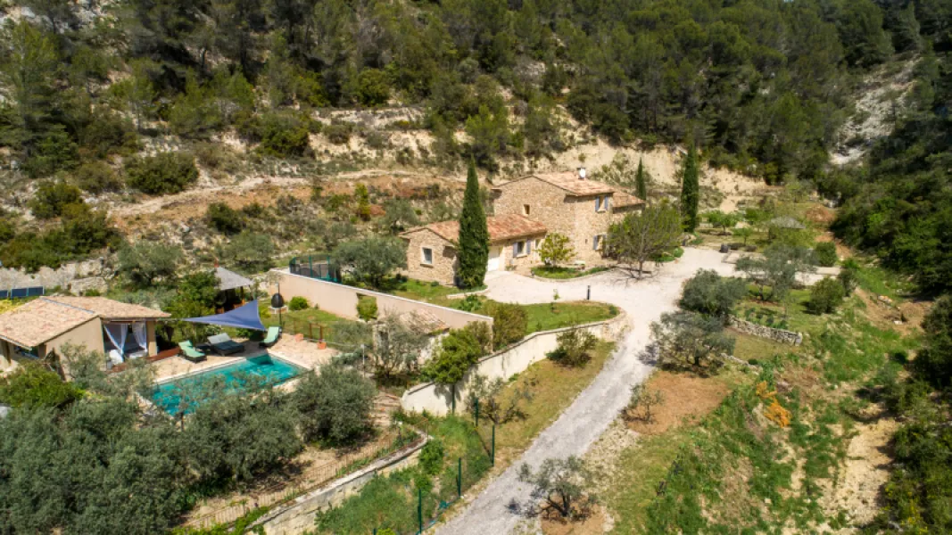 EN EXCLUSIVITÉ. Le Barroux, ensemble immobilier, avec piscine, garage et carport. .