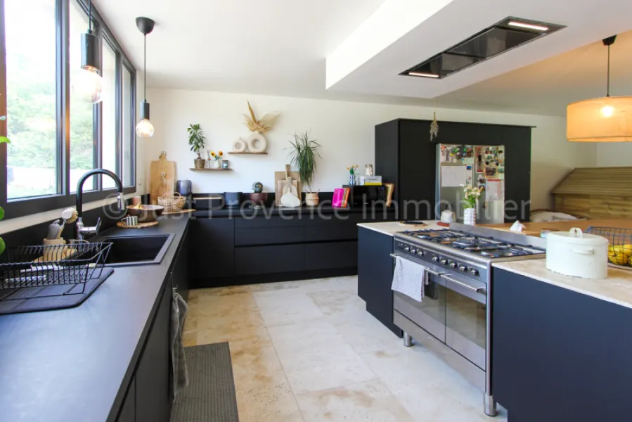 Mas provençal en pierre à Carpentras 9 pièces d'environ 233.40 m2 avec piscine.