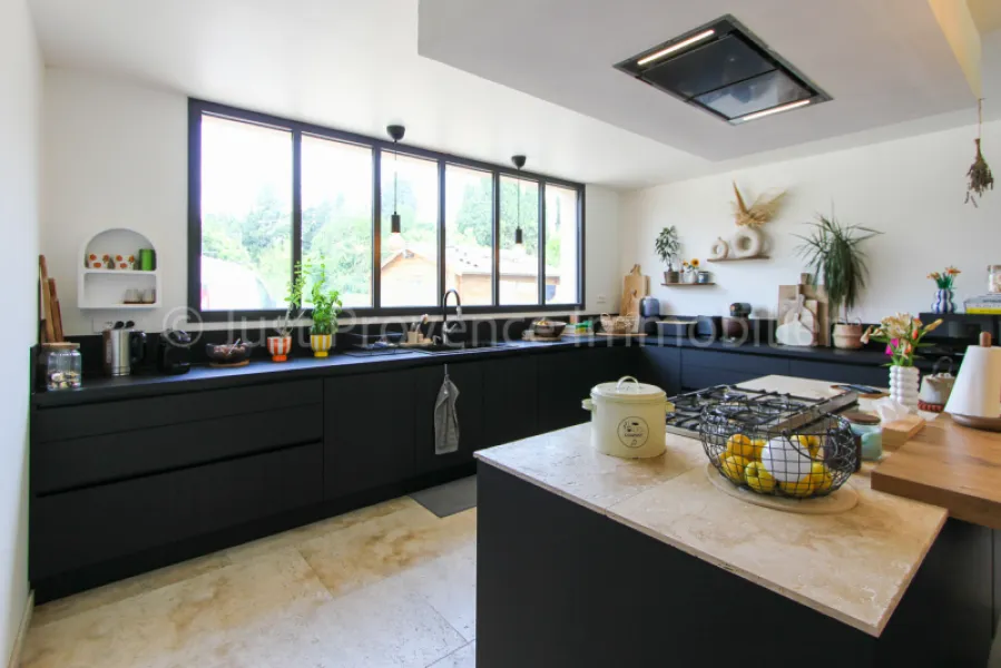 Mas provençal en pierre à Carpentras 9 pièces d'environ 233.40 m2 avec piscine.