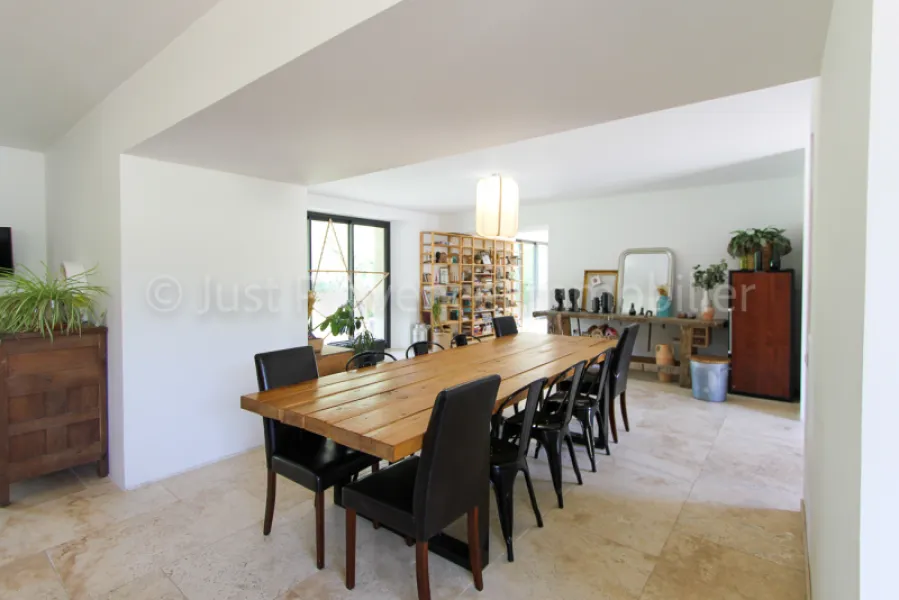 Mas provençal en pierre à Carpentras 9 pièces d'environ 233.40 m2 avec piscine.