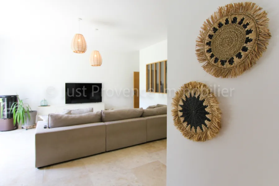 Mas provençal en pierre à Carpentras 9 pièces d'environ 233.40 m2 avec piscine.